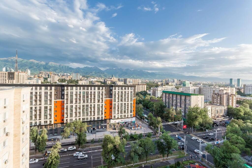 Квартира С Видом На Горы Almaty Bagian luar foto
